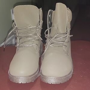 Rouge Helium Green Combat Boots Size 9 Lace-Up Rugged Sole Ankle Boots